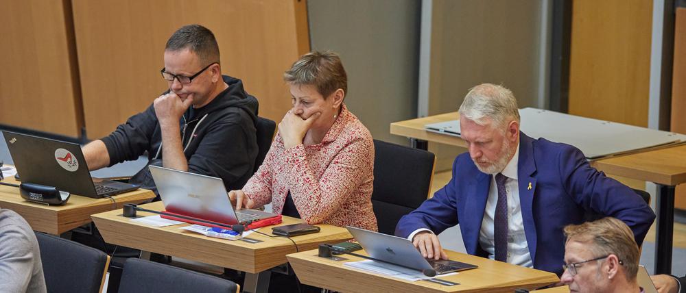 Klaus Lederer (l-r, parteilos), Elke Breitenbach (parteilos) und Sebastian Scheel (parteilos) sitzen im Berliner Abgeordnetenhaus.