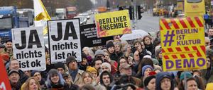 Demonstranten protestieren gegen die drastischen Kürzungen im Berliner Kulturetat. 