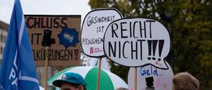 Freie Träger am Limit Soziale Dienstleistungen sichern Demonstation der AWO Arbeiterwohlfahrt vor dem roten Rathaus in Berlin (Archivfoto).