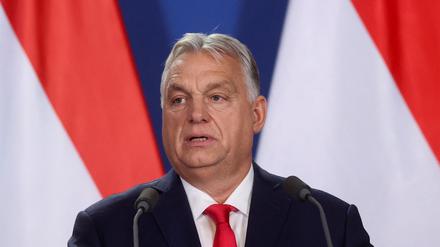 Der ungarische Ministerpräsident Viktor Orbán gibt eine Erklärung neben dem serbischen Präsidenten Aleksandar Vučić (nicht im Bild) ab (Symbolbild).