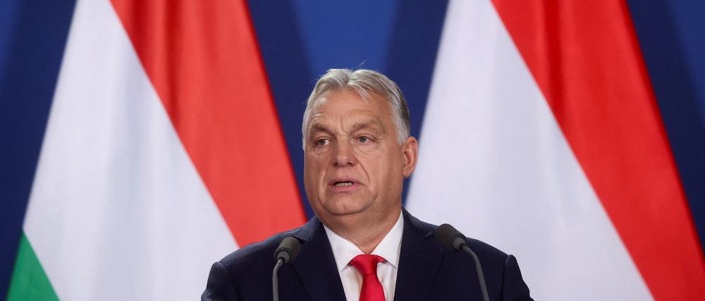 Der ungarische Ministerpräsident Viktor Orbán gibt eine Erklärung neben dem serbischen Präsidenten Aleksandar Vučić (nicht im Bild) ab (Symbolbild).
