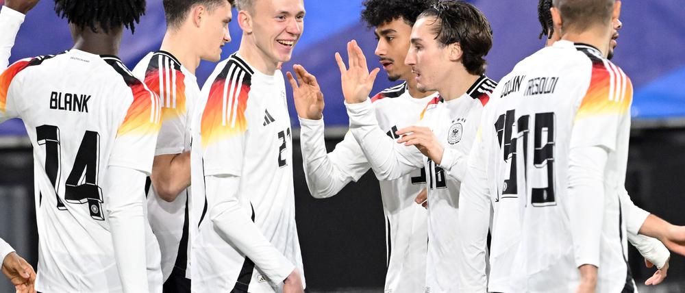 Die deutsche U21 um Doppel-Torschütze Maximilian Beier (3.v.l.) jubelt über die Ungeschlagen-Serie.