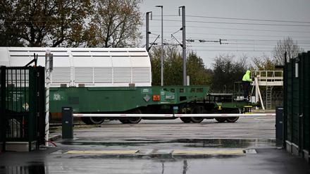 Ein Sonderkonvoi mit Atommüll für Deutschland verlässt am 19. November 2024 den Bahnhof Orano - Armanville in der Nähe von Valognes im Nordwesten Frankreichs.