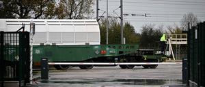 Ein Sonderkonvoi mit Atommüll für Deutschland verlässt am 19. November 2024 den Bahnhof Orano - Armanville in der Nähe von Valognes im Nordwesten Frankreichs.
