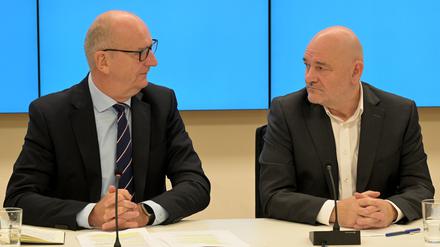 Brandenburgs Ministerpräsident Dietmar Woidke (SPD) und Robert Crumbach, Landesvorsitzender des BSW Brandenburg (l.), bei der Landespressekonferenz.