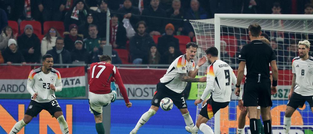 Die entscheidende Szene in der Nachspielzeit: Das Handspiel von Robin Koch (M.)