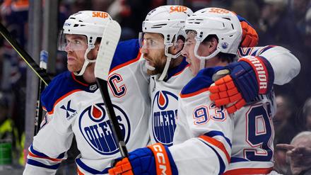 McDavid, Draisaitl und Nugent-Hopkins (v.l.) kamen bei den Senators auf überragende sieben Scorerpunkte.