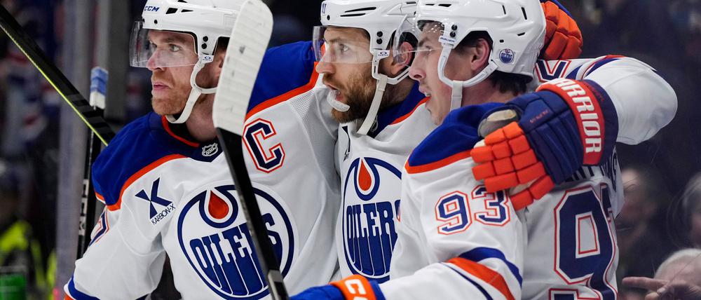 McDavid, Draisaitl und Nugent-Hopkins (v.l.) kamen bei den Senators auf überragende sieben Scorerpunkte.
