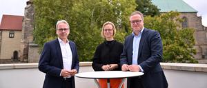 Georg Maier (l-r, SPD), Thüringer Parteichef und geschäftsführender Innenminister von Thüringen, Katja Wolf, BSW-Fraktionschefin, Mario Voigt, CDU-Fraktionschef.