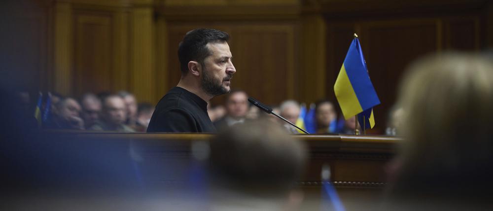 Selenskyj deutete in seiner Rede an, dass die Ukraine zeitweise mit dem Kontrollverlust über einige Gebiete leben müsse.