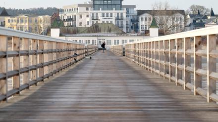 Im Albtraum: Karin Lossow (Katrin Sass) am Ende der Ahlbecker Seebrücke. 