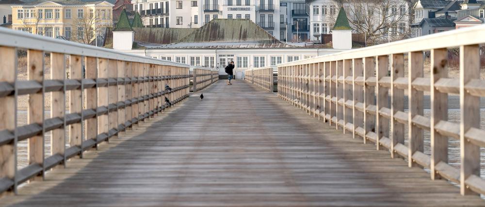 Im Albtraum: Karin Lossow (Katrin Sass) am Ende der Ahlbecker Seebrücke. 