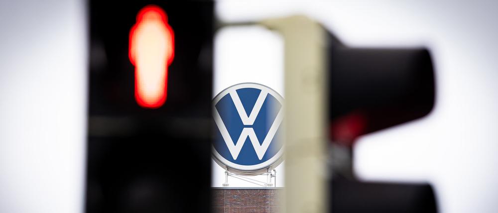 Eine Fußgängerampel vor dem Markenhochhaus im Volkswagen Stammwerk leuchtet rot. 