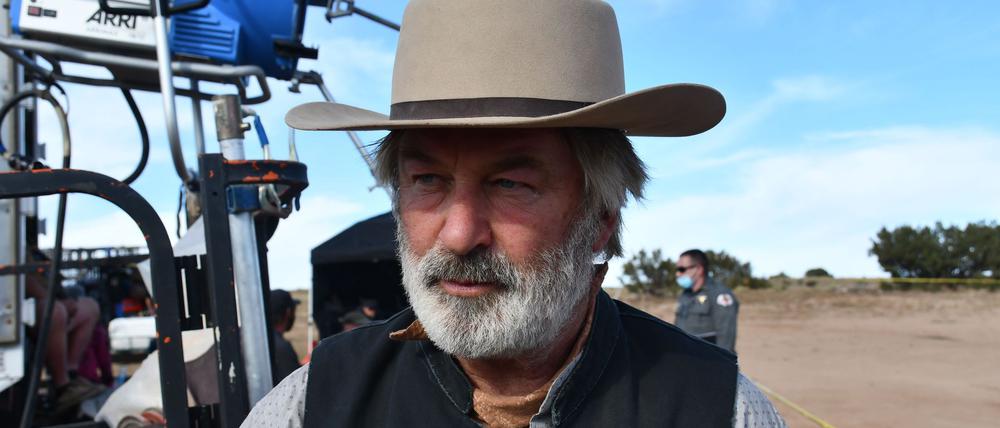 US-Schauspiegel Alec Baldwin am Set in seinem Kostüm für den Film „Rust“ - er soll bei der Premiere in Polen nicht anwesend sein. (Archivbild)