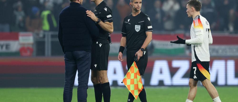 Nach diesem Elfmeterpfiff hatte Julian Nagelsmann Gesprächsbedarf. 