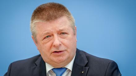 Thomas Haldenwang, Präsident des Bundesamtes für Verfassungsschutz (BfV), stellt bei einer Pressekonferenz den Verfassungsschutzbericht 2023 vor (Archivbild).