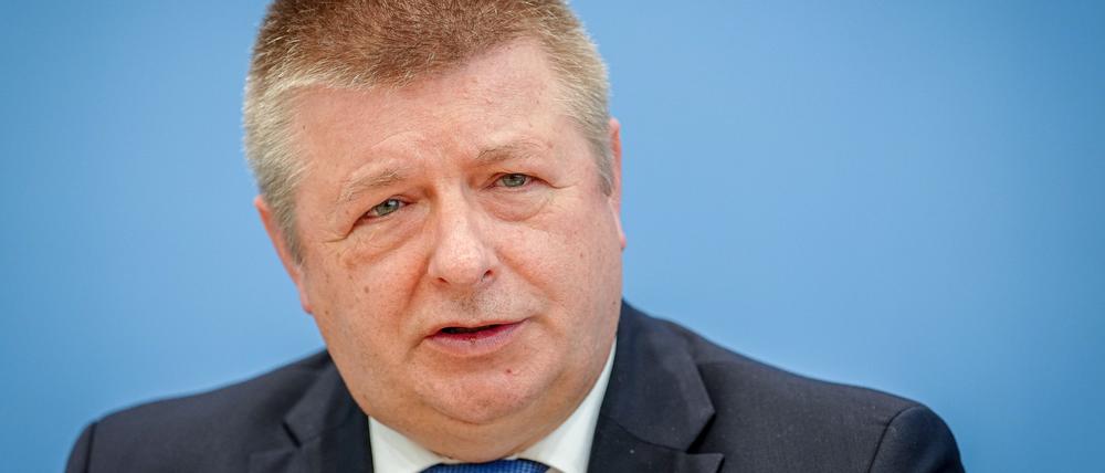 Thomas Haldenwang, Präsident des Bundesamtes für Verfassungsschutz (BfV), stellt bei einer Pressekonferenz den Verfassungsschutzbericht 2023 vor (Archivbild).