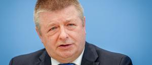 Thomas Haldenwang, Präsident des Bundesamtes für Verfassungsschutz (BfV), stellt bei einer Pressekonferenz den Verfassungsschutzbericht 2023 vor (Archivbild).