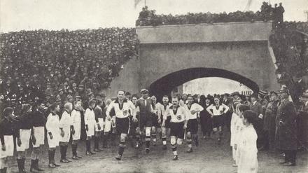 „Die Deutschen betreten den Kampfplatz“, lautete die Bildunterschrift in der Zeitschrift „Das Werk“.