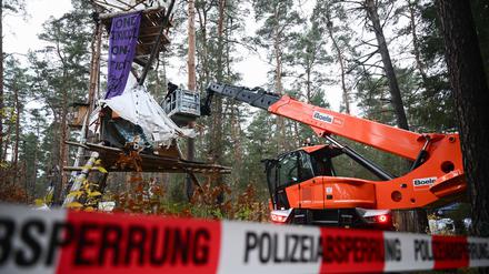 Mit Hilfe einer Hebebühne kommen die Polizeikräfte an die Baumhäuser im aufgelösten Tesla-Protestcamp heran. 
