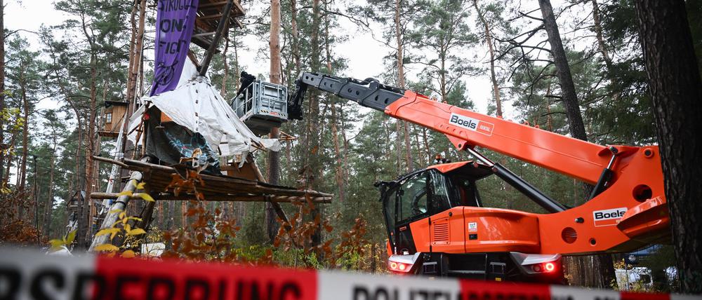 Mit Hilfe einer Hebebühne kommen die Polizeikräfte an die Baumhäuser im aufgelösten Tesla-Protestcamp heran. 