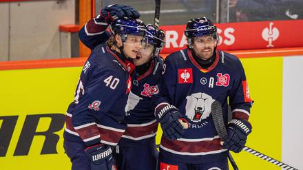 Korbinian Geibel (li.) erzielte das 2:1 für die Eisbären und gab dem Spiel gegen die Sheffield Steelers damit die entscheidende Wendung.