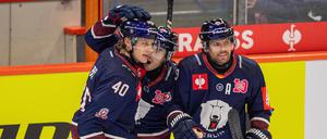 Korbinian Geibel (li.) erzielte das 2:1 für die Eisbären und gab dem Spiel gegen die Sheffield Steelers damit die entscheidende Wendung.