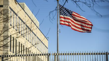 Die Flagge der USA vor der US-Botschaft in Kiew (Archivbild).