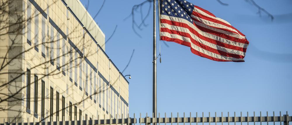Die Flagge der USA vor der US-Botschaft in Kiew (Archivbild).