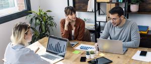 Die Vermittlung von Geflüchteten in qualifizierte Jobs scheitert oft an Vorbehalten der Unternehmen.