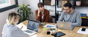 Die Vermittlung von Geflüchteten in qualifizierte Jobs scheitert oft an Vorbehalten der Unternehmen.