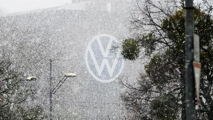 Schneeflocken fallen vor dem Heizkraftkraftwerk auf dem Gelände vom Volkswagen Werk Wolfsburg (Symbolbild).
