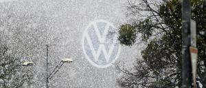 Schneeflocken fallen vor dem Heizkraftkraftwerk auf dem Gelände vom Volkswagen Werk Wolfsburg (Symbolbild).