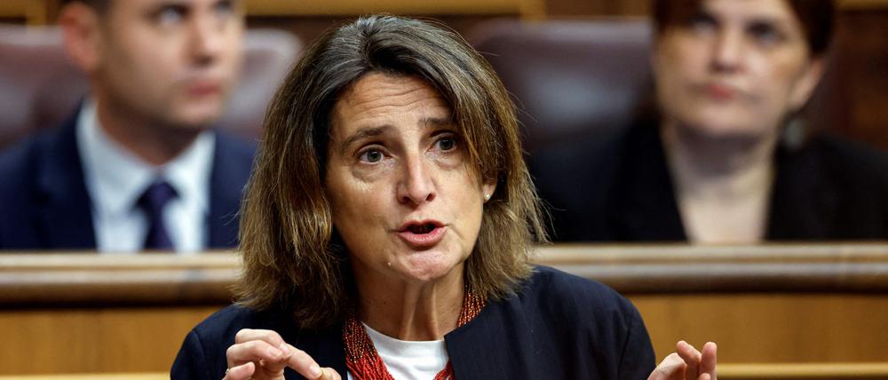 Die spanische Ministerin für den ökologischen Wandel, Teresa Ribera, die von Spanien als EU-Kommissarin vorgeschlagen wurde, erklärt im Parlament, wie die Regierung mit den Überschwemmungen umgeht.