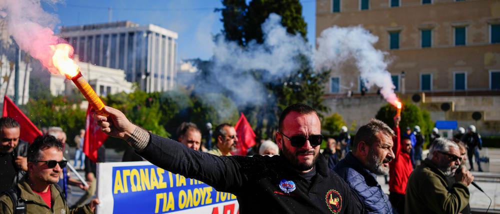 Sie wollen „in Würde leben“: Demonstranten vor dem griechischen Parlament.