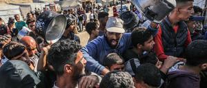 Chan Junis: Palästinenser stehen an, um eine Mahlzeit vom Welternährungsprogramm und dem Hilfswerk der Vereinten Nationen für Palästinaflüchtlinge im Nahen Osten (UNRWA) zu erhalten. 