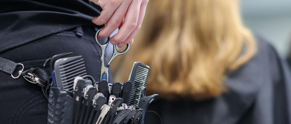 Vor allem bei der Rasur und kurzen Haarschnitten sollten die Werkzeuge desinfiziert werden (Symbolbild).