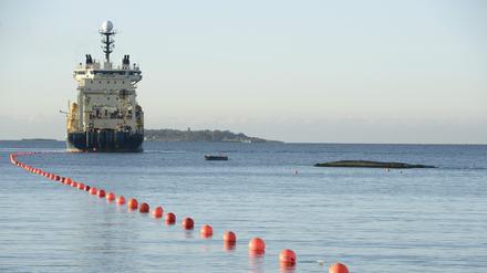 Das Installationsschiff „Ile de Brehat“ verlegt das Sea-Lion-Unterseekabels.