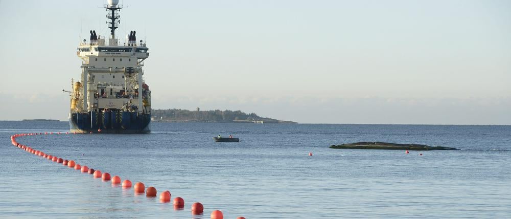 Das Installationsschiff „Ile de Brehat“ verlegt das Sea-Lion-Unterseekabels.