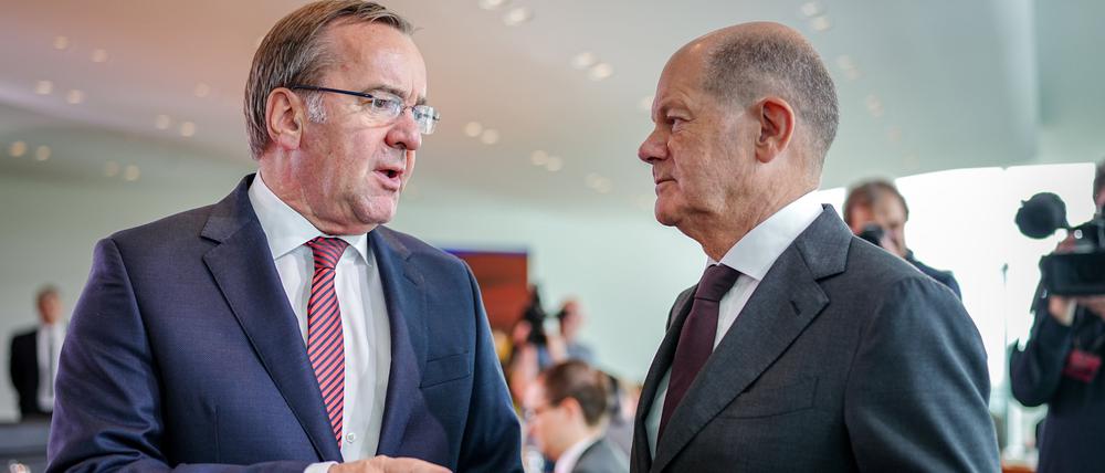 Bundeskanzler Olaf Scholz (r, SPD) und Boris Pistorius (SPD)