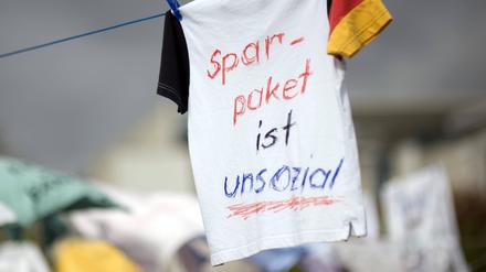 „Sparpaket ist unsozial“ flattert bei einer Protestaktion auf einer Wäscheleine vor dem Kanzleramt.