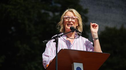 Für ihr Buch „Willkommen im falschen Film“ wurde Monika Gruber heftig kritisiert. Nun erscheint es in einer Neuauflage. 