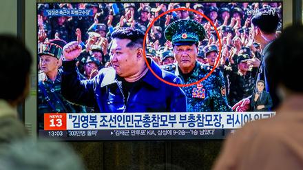 Kim Yong Bok hinter dem nordkoreanischen Diktator Kim Jong Un
