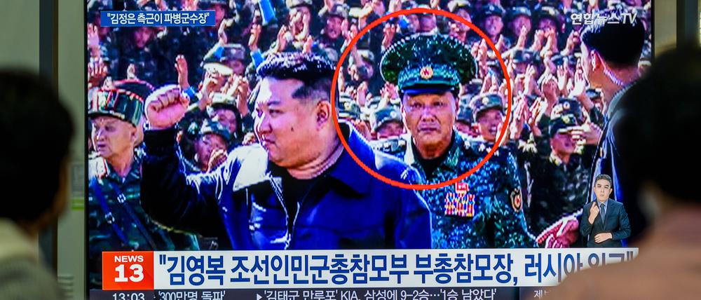 Kim Yong Bok hinter dem nordkoreanischen Diktator Kim Jong Un