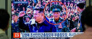 Kim Yong Bok hinter dem nordkoreanischen Diktator Kim Jong Un