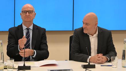 Dietmar Woidke (SPD, l), Ministerpräsident von Brandenburg, und Robert Crumbach, BSW-Vorsitzender in Brandenburg, bei einem Termin Ende Oktober.