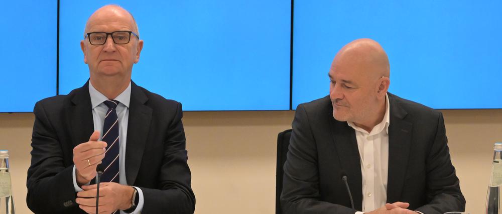 Dietmar Woidke (SPD, l), Ministerpräsident von Brandenburg, und Robert Crumbach, BSW-Vorsitzender in Brandenburg, bei einem Termin Ende Oktober.