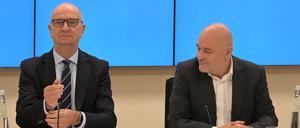 Dietmar Woidke (SPD, l), Ministerpräsident von Brandenburg, und Robert Crumbach, BSW-Vorsitzender in Brandenburg, bei einem Termin Ende Oktober.