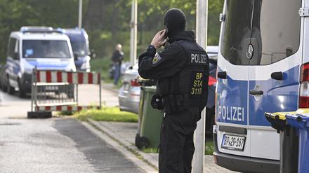 Polizisten durchsuchen Wohnungen und Häuser im Rahmen einer Razzia gegen Schleuserkriminalität (Symbolbild).