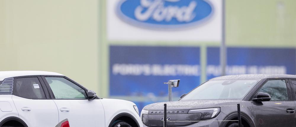 Elektroautos stehen auf Autotransportern auf dem Werksgelände von Ford in Köln.